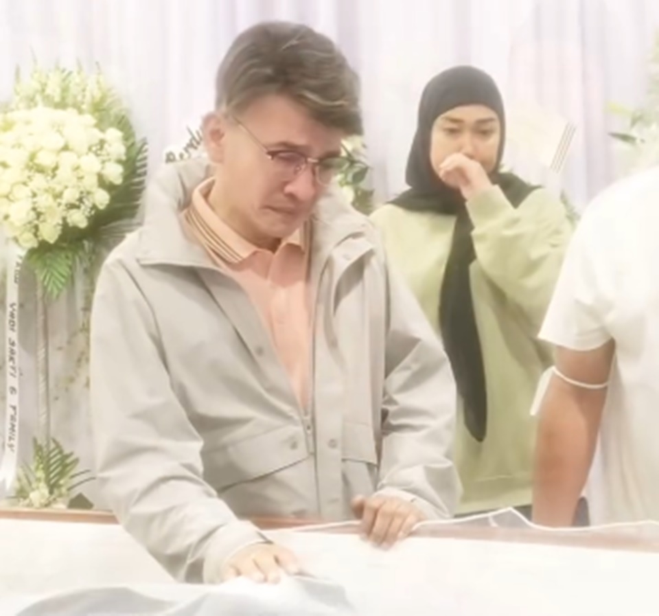 Ruben Onsu Datang ke Rumah Duka Tempat Ayah Sarwendah Disemayamkan [Instagram]